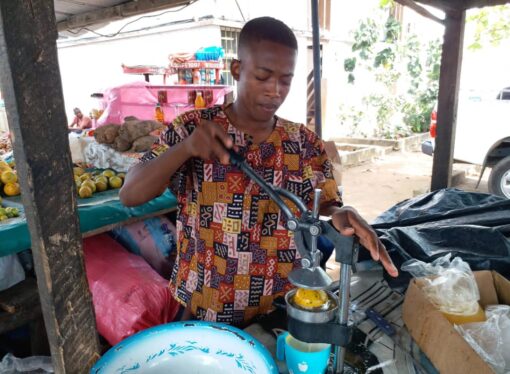 Le business du jus nature prospère à Abidjan, le chômage reste serein